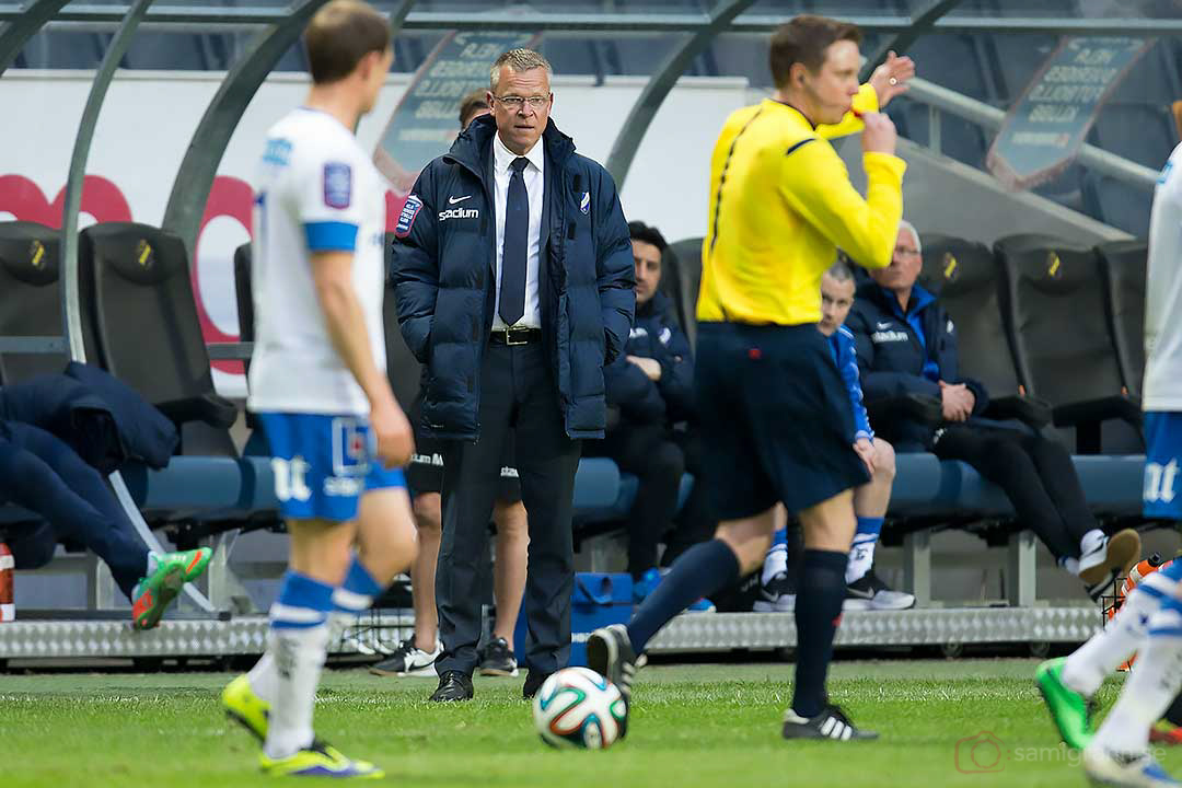 IFK Norrköping tränare Janne Andersson tittar skeptiskt på domare Markus Strömbergsson