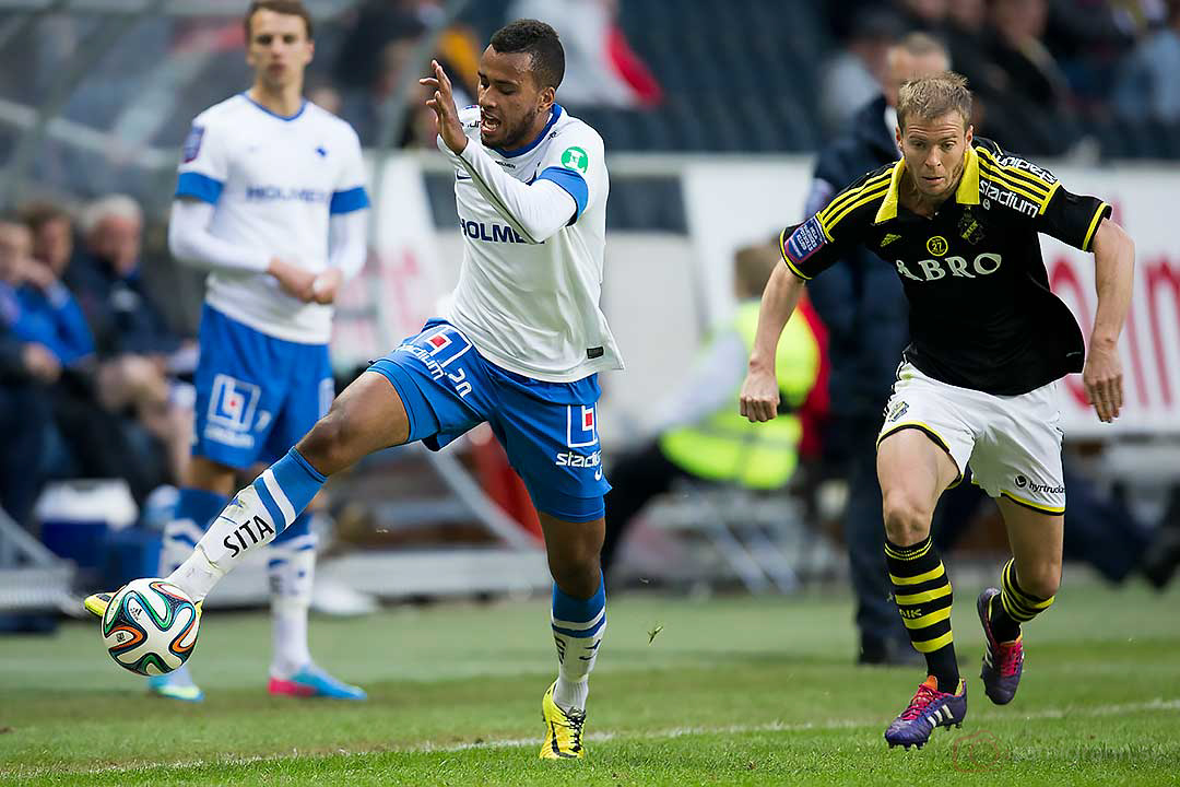 IFK Norrköping Isaac Kiese Thelin jagas av AIK Per Karlsson 