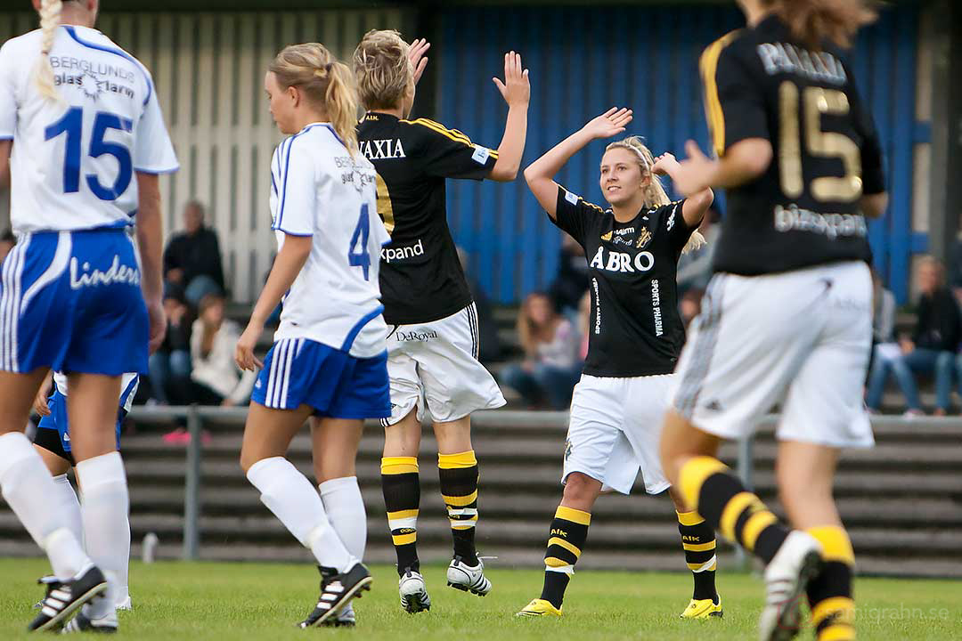 AIK Annica Sjölund skuttar av glädje efter ett av sina mål