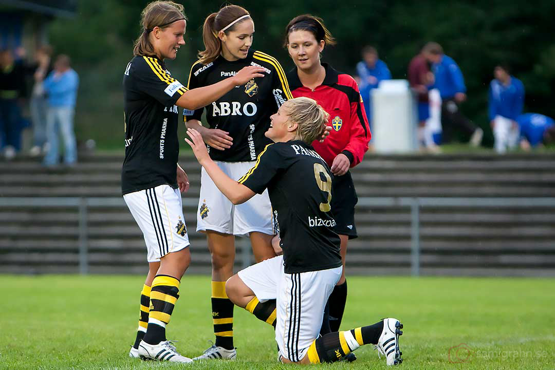 AIK Annica Sjölund på knä 