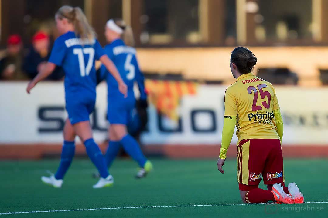 Tyresö Meghan Klingenberg på knä 