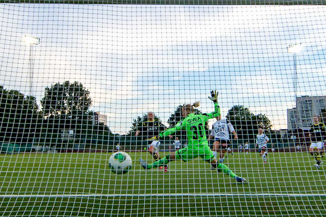 Sirius Fanny Andersson gör mål på AIK Jessica Höglander