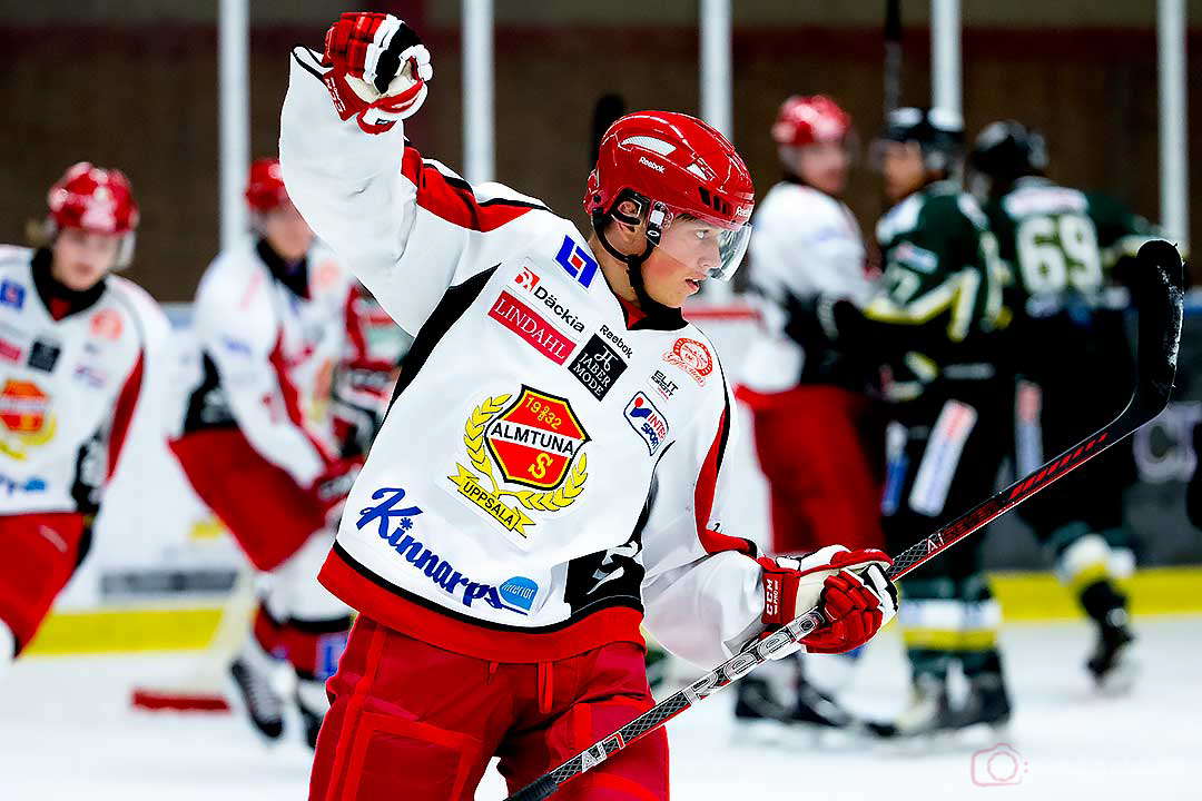 Almtuna Vicktor Aronsson jublar efter ett mål