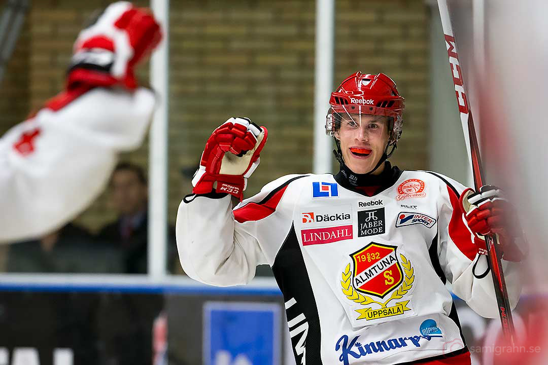 Almtuna Emil Larsson jublar efter sitt mål