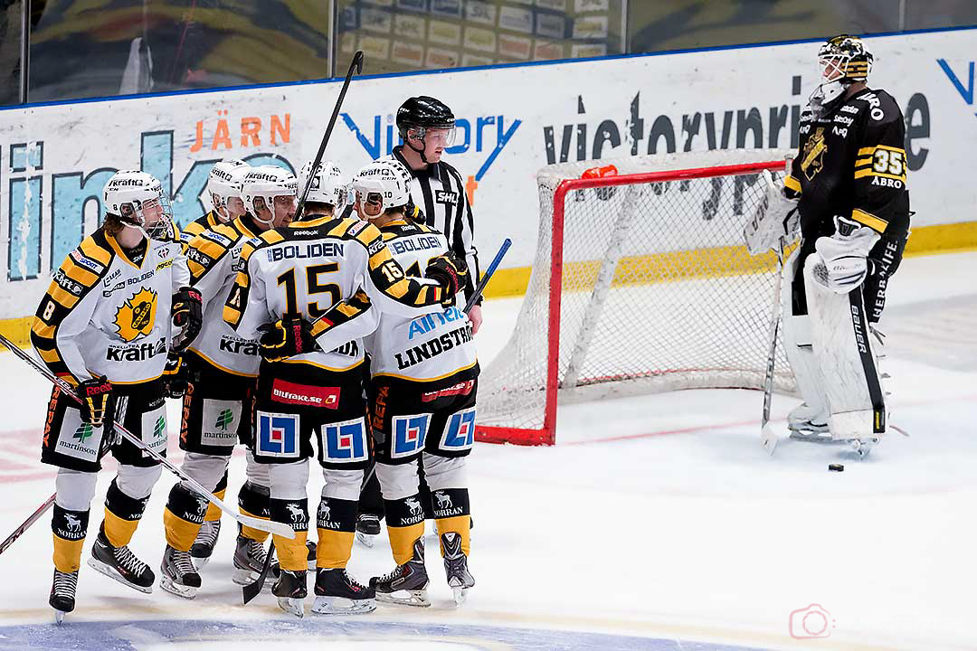 Jubel efter mål av Skellefteå Erik Andersson bakom AIK målvakt Alexander Hamberg