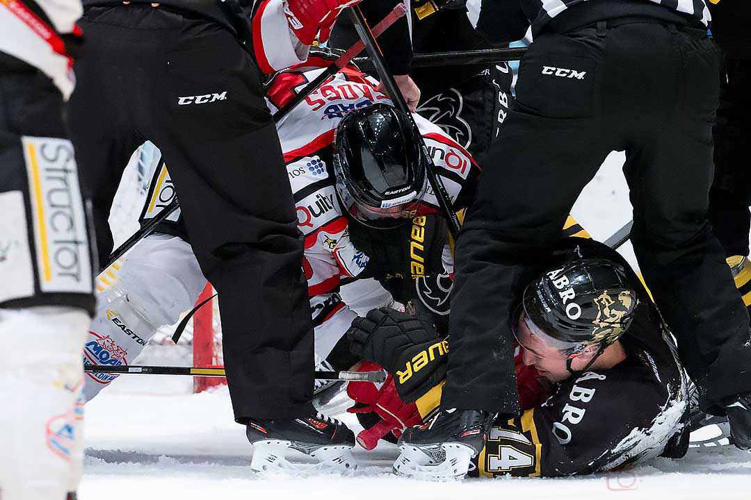 Liggande fajt mellan Örebro Tomas Skogs och AIK Mark Hurtubise