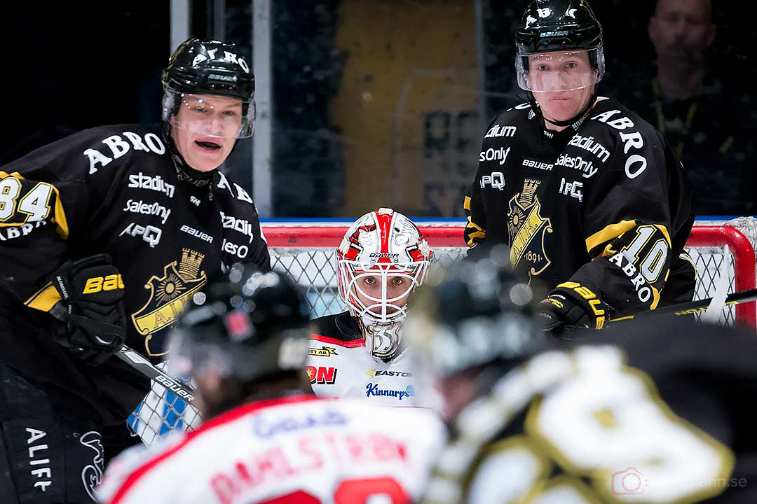 Örebro målvakt Tim Sandberg har fri sikt mellan AIK Patric Blomdahl och Esa Pirnes