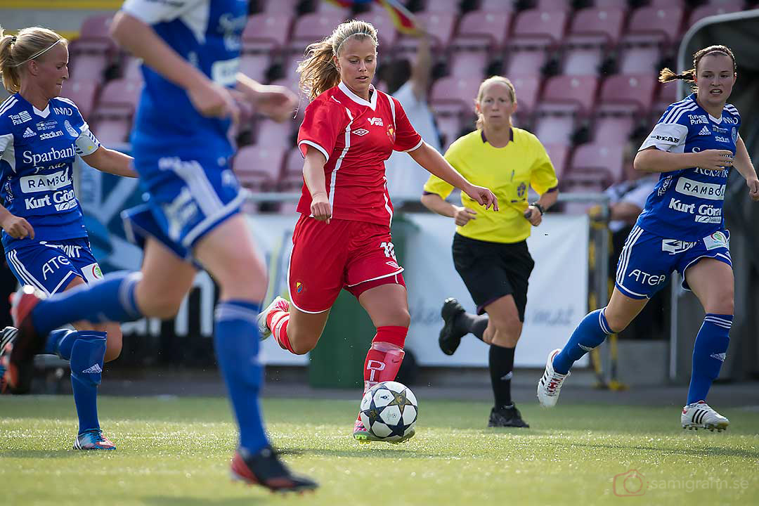 DIF Madeleine Stegius omgiven av Eskilstuna-spelare