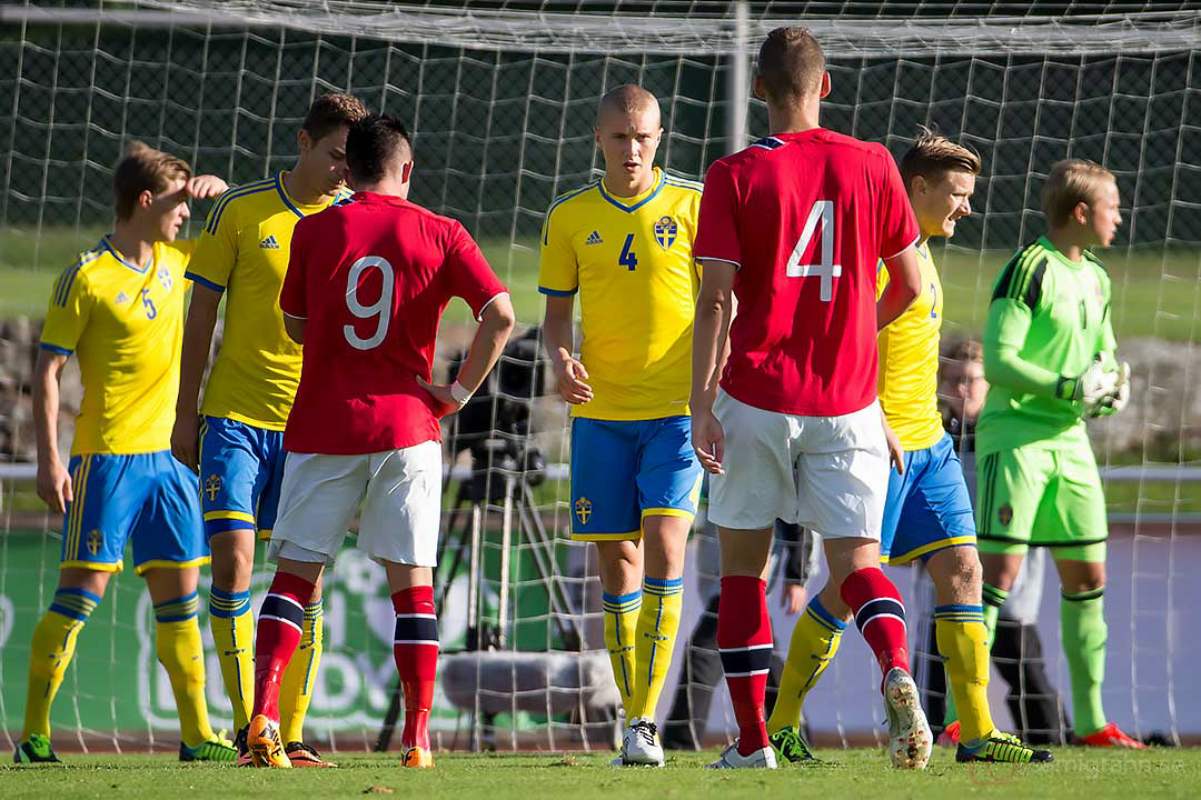 4 Sebastian Holmén punktmarkeras av Norge Valon Berisha och Gustav Valsvik