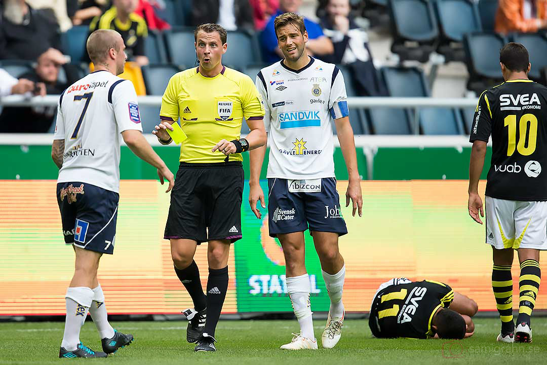 Gefle Alexander Faltsetas varnas av domare Andreas Ekberg efter att ha fällt AIK Nabil Bahoui 