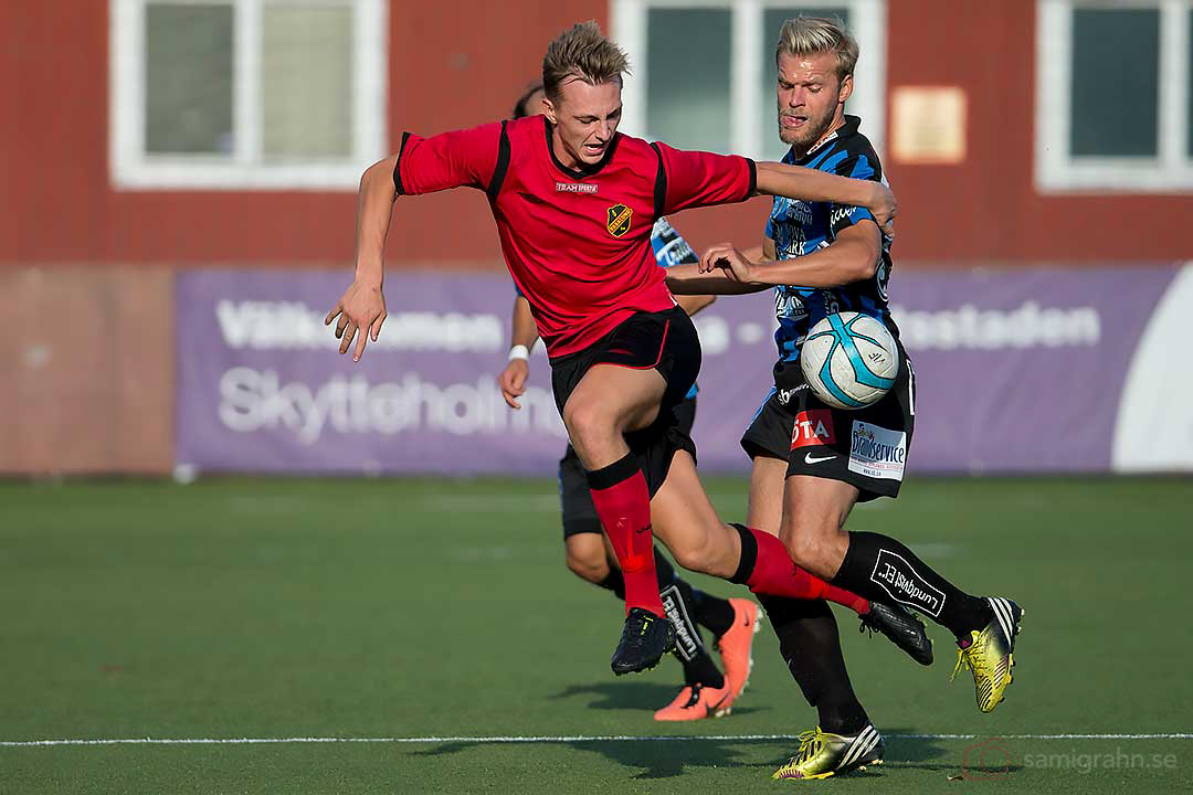 Vasalund Emil Johansson försöker få med sig bollen förbi Sirius Johan Arneng