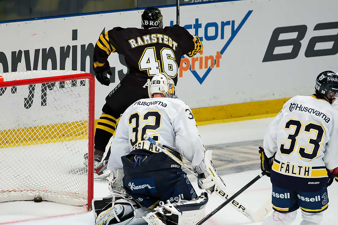 AIK Teemu Ramstedt gör mål bakom HV71 målvakt Gustaf Wesslau