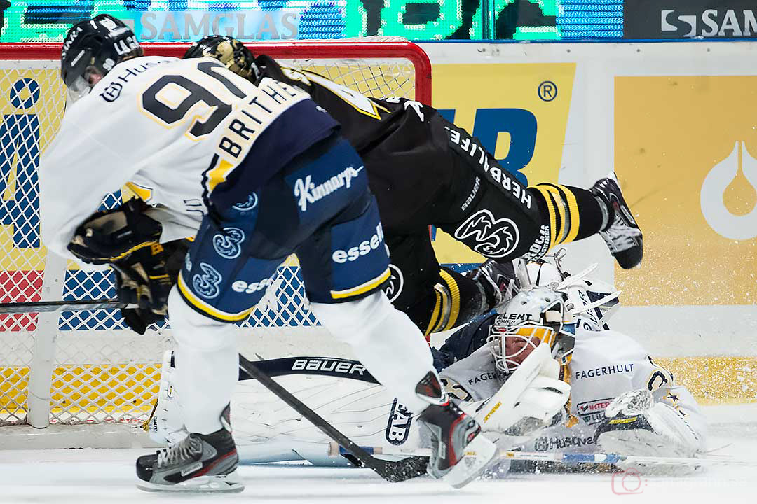 AIK Oscar Steen hoppar in framför HV71 målvakt Gustaf Wesslau och Ted Brithén