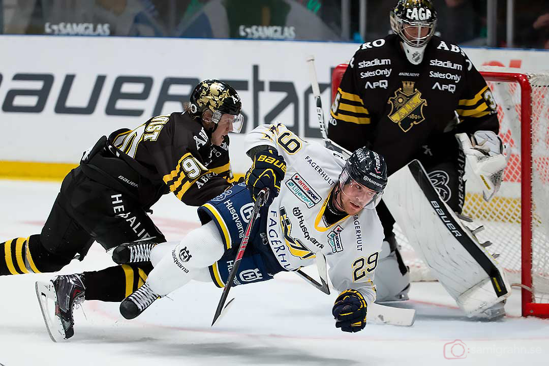 AIK målvakt Alexander Hamberg får hjälp av Christopher Aspeqvist att rensa undan HV71 Brett Sterling