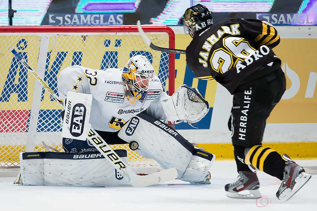 AIK Mattias Janmark Nylén sätter avgörande straffen bakom HV71 målvakt Gustaf Wesslau