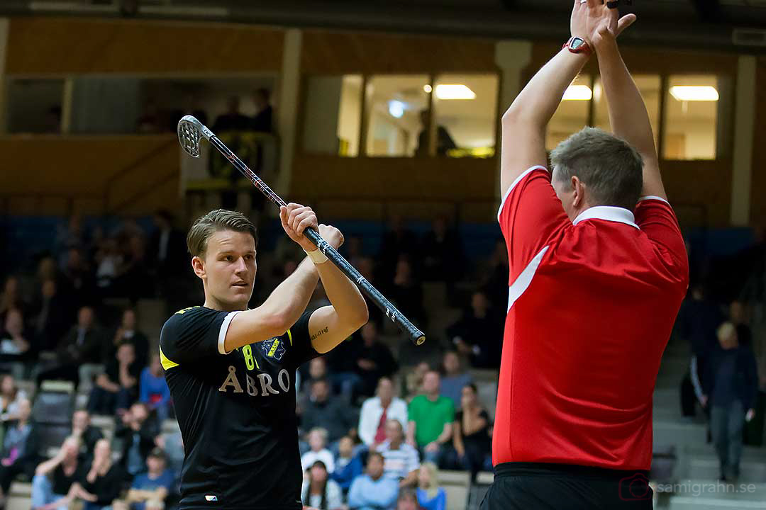 AIK Fredrik Stenswed och domare John Gundin tecknar för straff