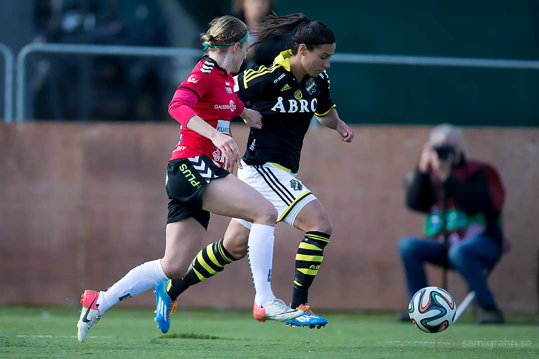 AIK Jessy Sharro jagas av Kristianstad Sif Atladottir