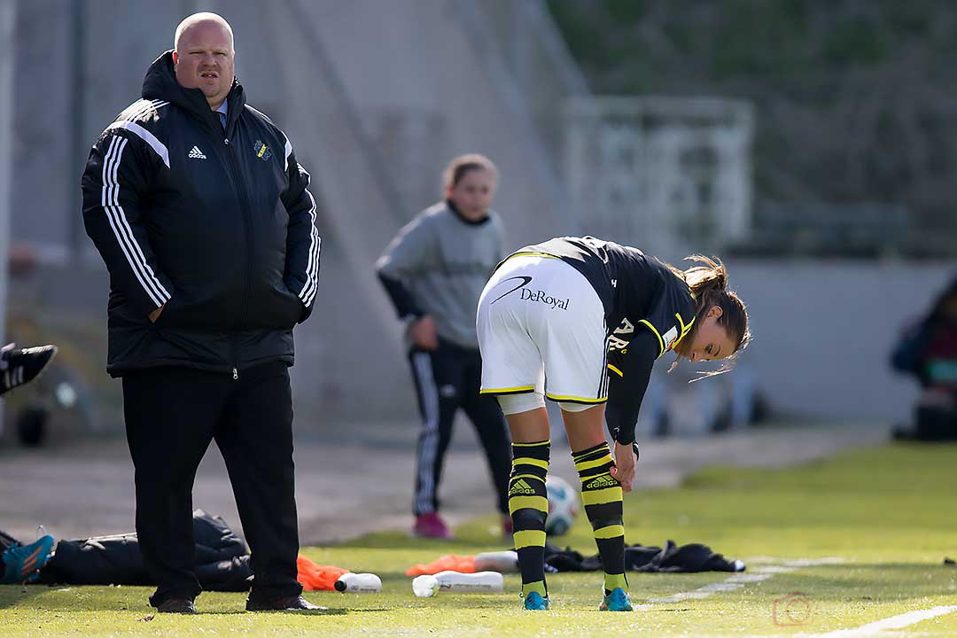 AIK Petra Andersson går av planen skadad , AIK tränare Mattias Eriksson