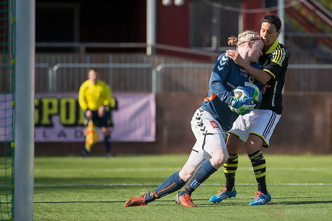 Kristianstad målvakt Hedvig Lindahl i närkontakt med AIK Jessy Sharro