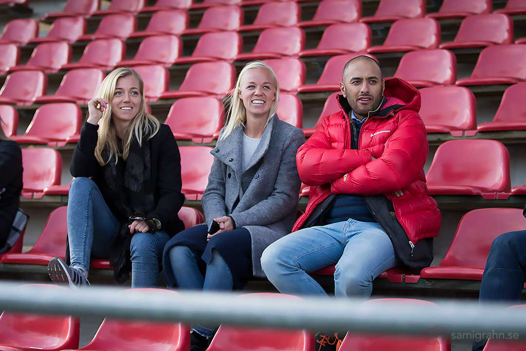 Tyresö Linda Sembrant och Caroline Seger på läktaren under matchen mellan AIK och Kristianstad