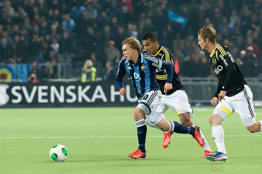 DIF Simon Tibbling jagas av AIK Nabil Bahoui och Martin Lorentzson