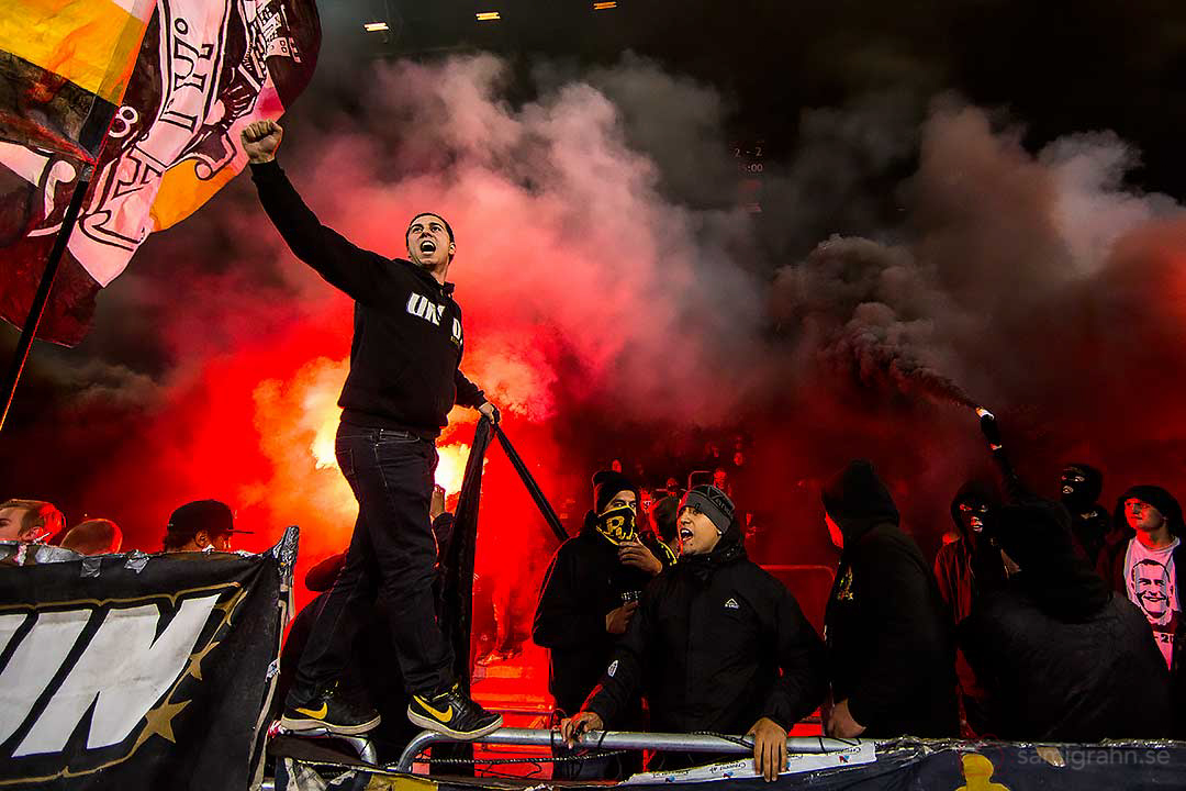 Bengaler och pyroteknik bland bortasupportrarna också