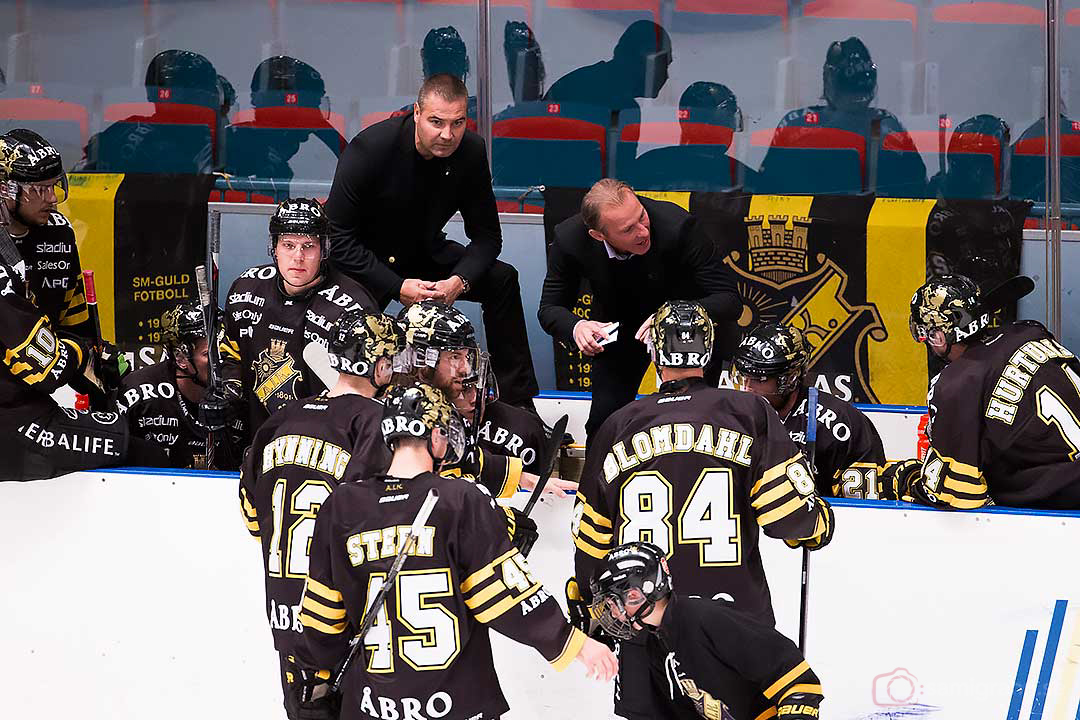 AIK tränare Rikard Franzén pratar med laget