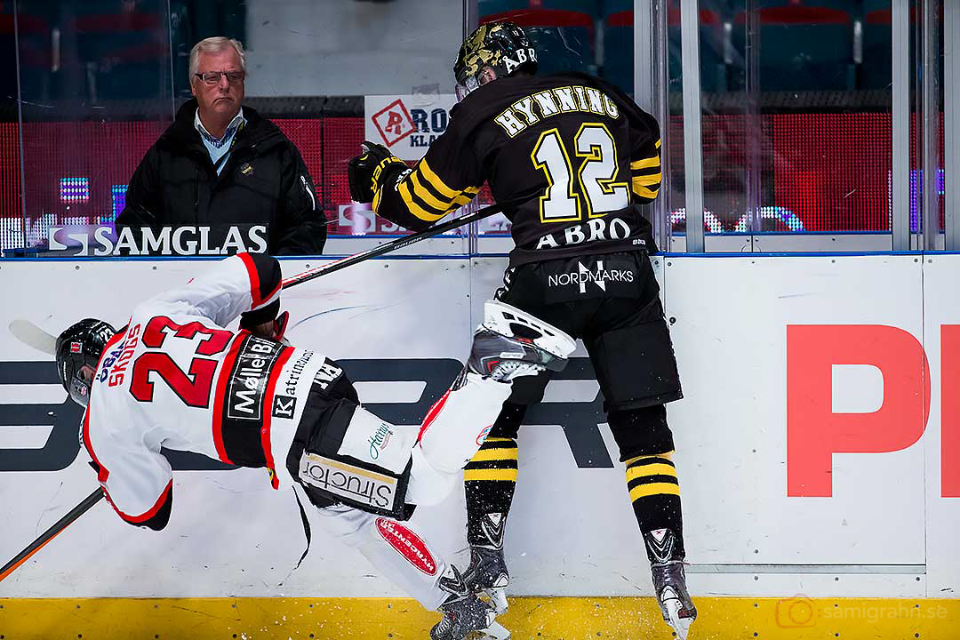 Örebro Tomas Skogs bjuds på flygtur av AIK Fredrik Hynning