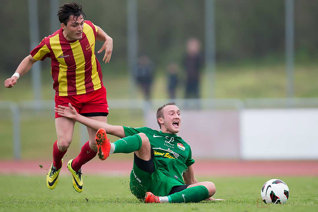 Dalkurd Smajl Suljevic fälls av Valsta Ljeutrim Makolli som sedan får gult kort 