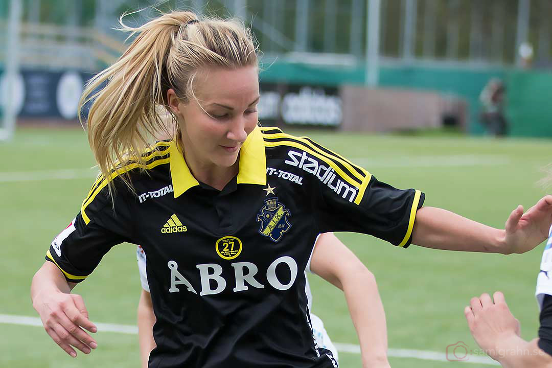 AIK Emma Lundh i närkamp med Umeå Emmelie Konradsson