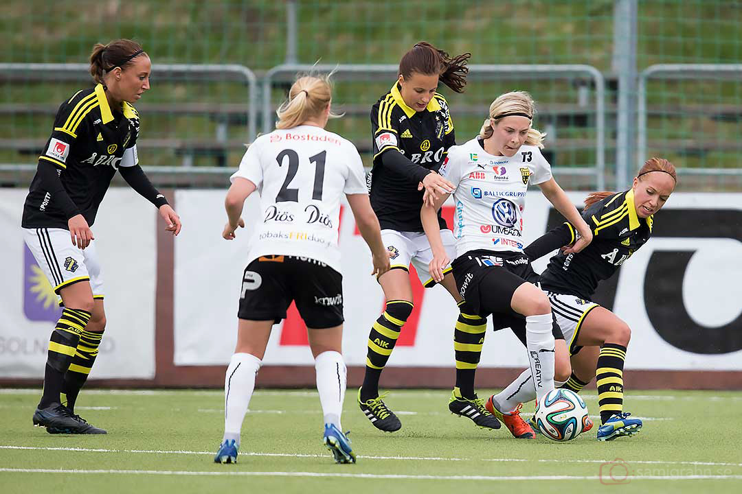 AIK Petra Andersson, Nathalie Björn och Malin Levenstad försöker stoppa Umeå Emmi Alanen och Lina Hurtig