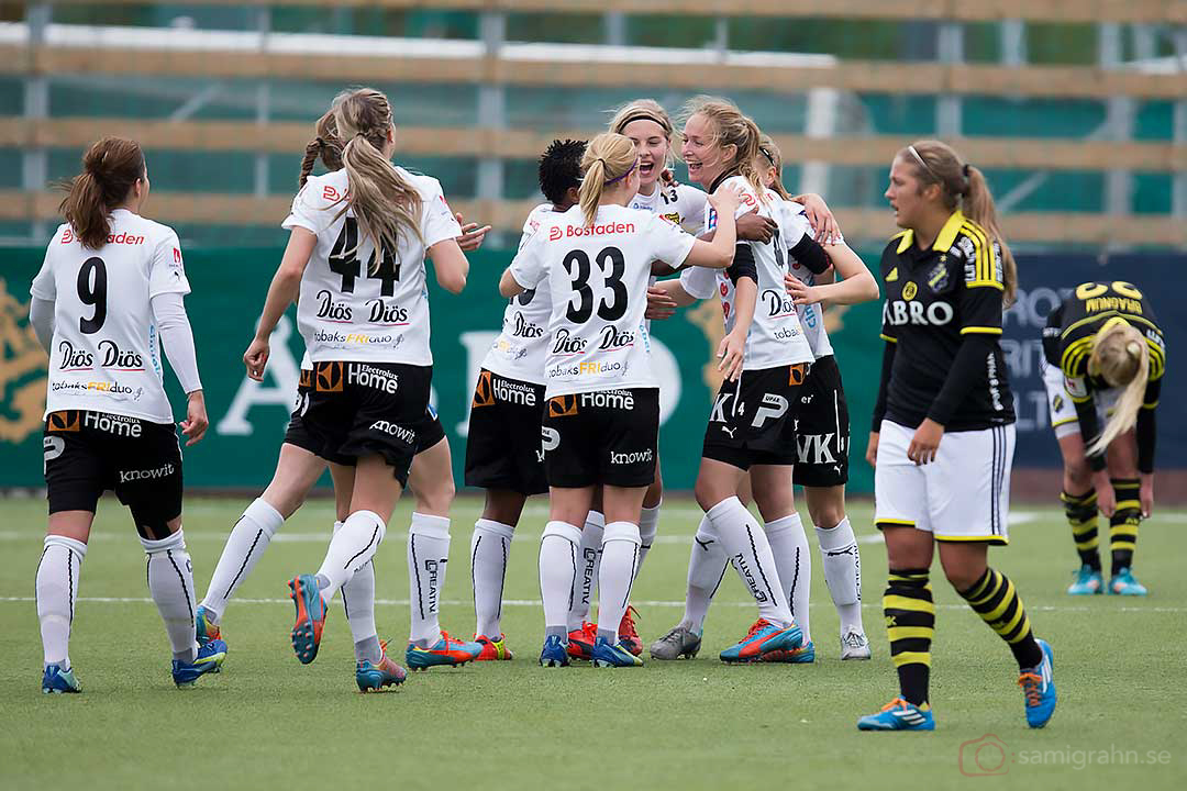 Glädje när Umeå Emmelie Konradsson gjort 0-2