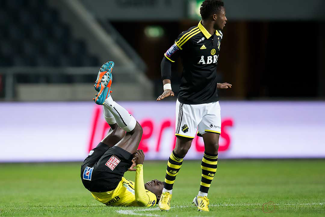 Mjällby Gbenga Arokoyo faller bakom AIK Kennedy Igboananike 