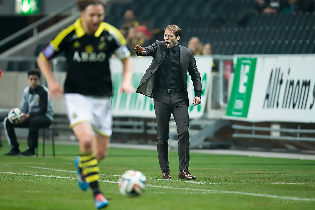 AIK tränare Andreas Alm ger instruktioner till AIK Nils-Eric Johansson