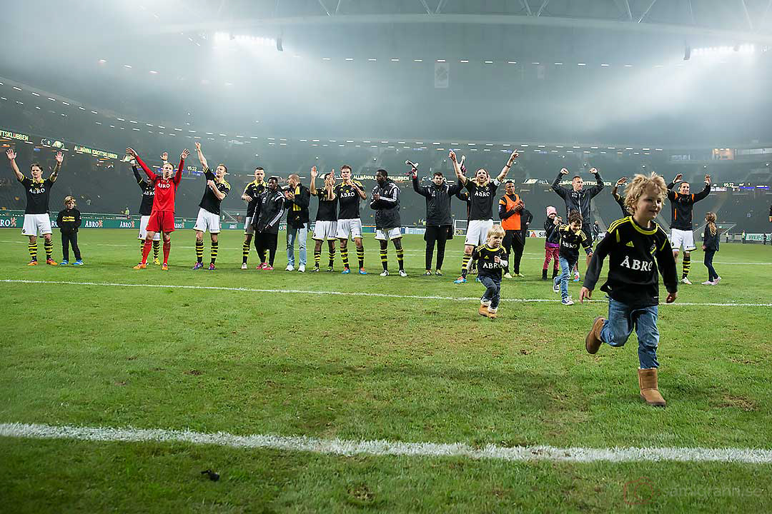 AIK med Kenny Paveys son Charlie Pavey i spetsen tackar supportrarna för stödet