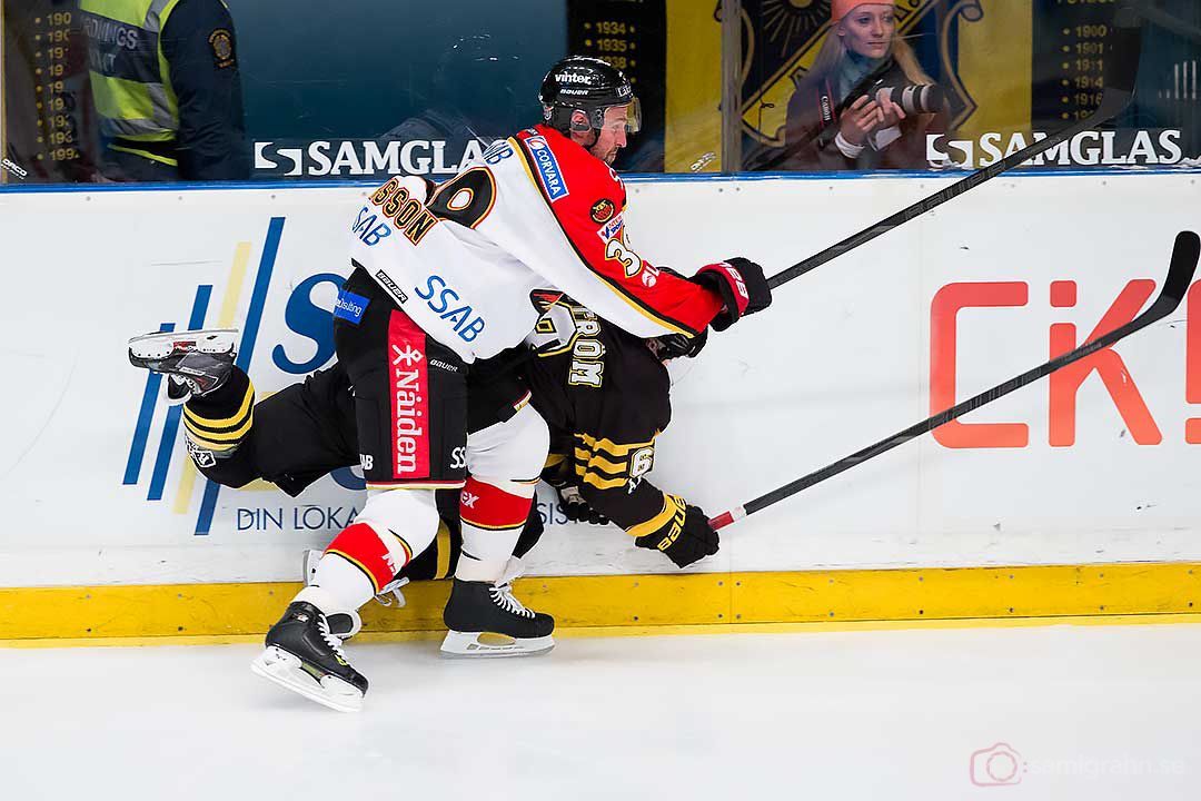 Cilla ser frånvarande ut på andra sidan plexit när Luleå Robin Jonsson trycker till AIK Victor Ahlström