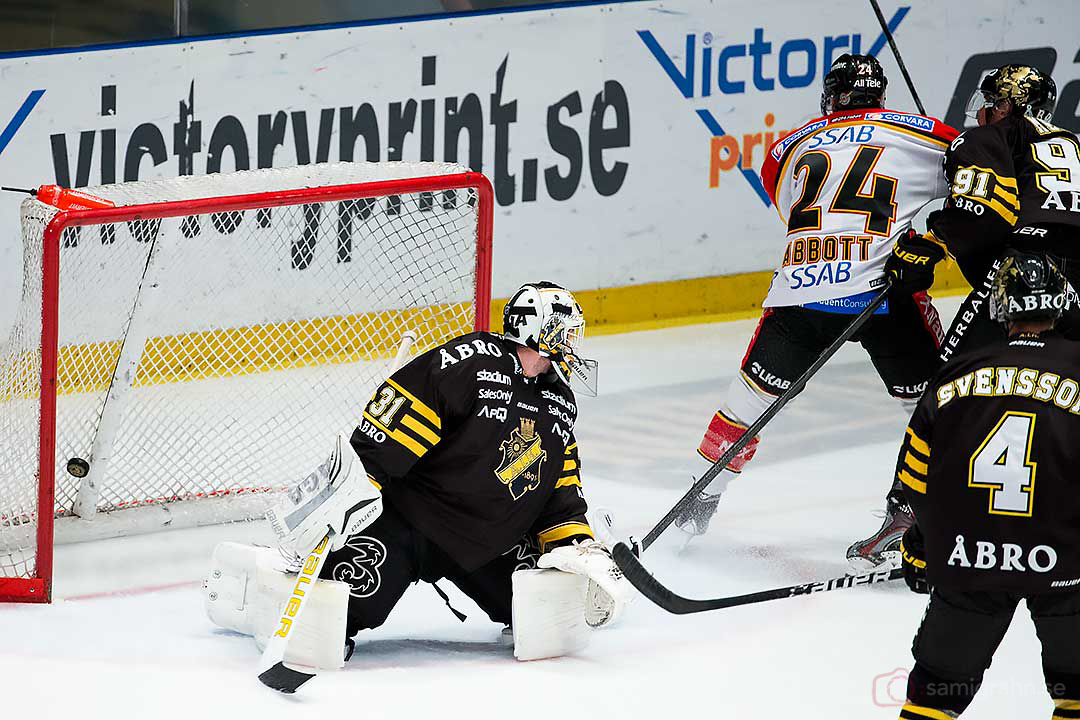 Matchens första mål av Luleå Cam Abbott bakom AIK målvakt Daniel Larsson