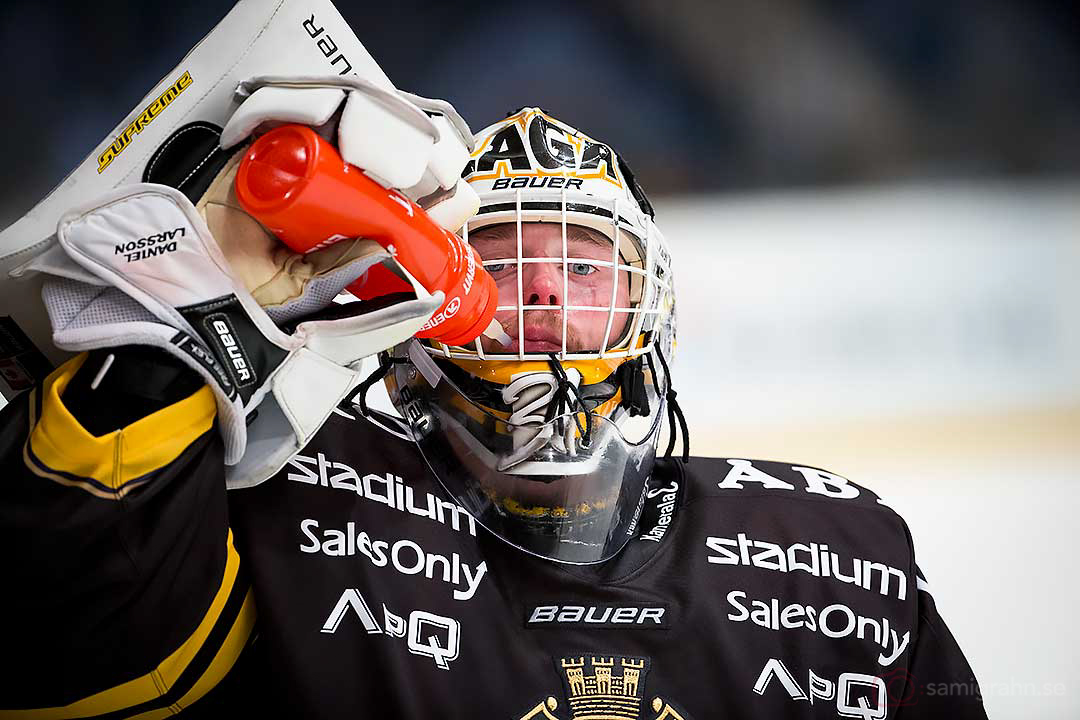 AIK målvakt Daniel Larsson släcker törsten