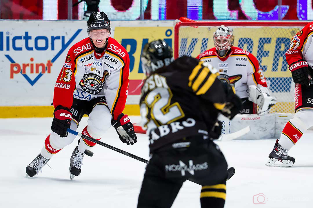 Luleå Oscar Sundh täcker skott från AIK Daniel Josefsson 