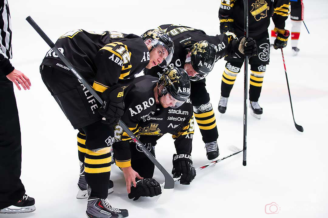 AIK Fredric Anderberg leds ut groggy efter hård sammanstötning med Luleå Anton Hedman