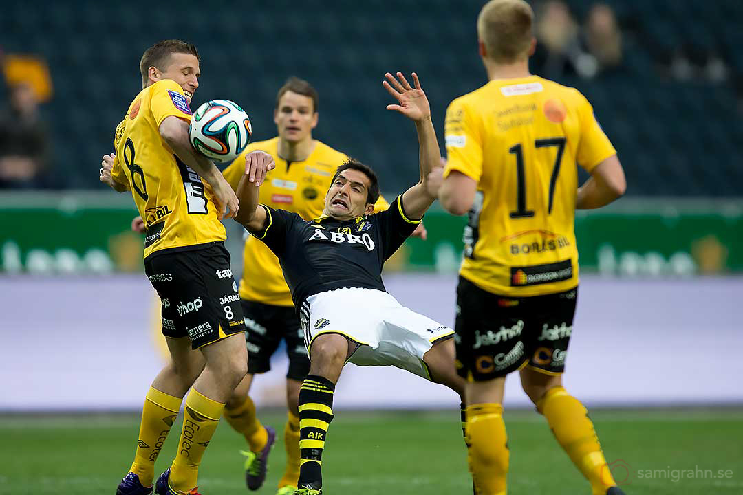 Elfsborg Anders Svensson tar bollen med armen vilket AIK Celso Borges ser