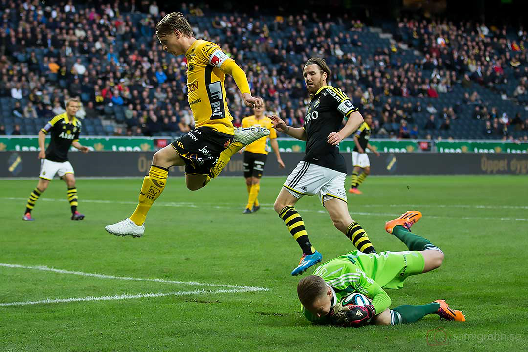 Elfsborg Simon Hedlund hoppar över AIK målvakt Patrik Carlgren