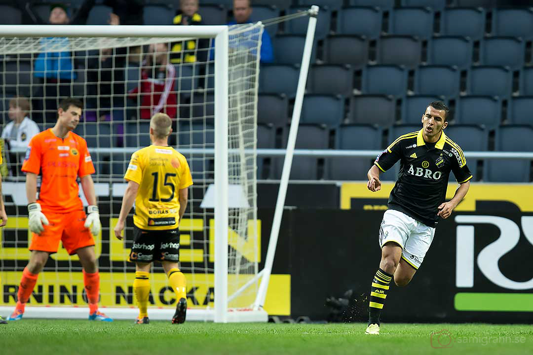 Elfsborg målvakt Kevin Stuhr-Ellegaard deppar efter att ha släppt in 1-0 på volleyskott av AIK Nabil Bahoui