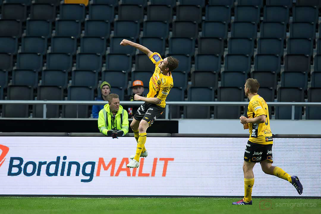 Elfsborg Marcus Rohdén hoppar högt av glädje efter kvitteringsmålet och gratuleras av Anders Svensson