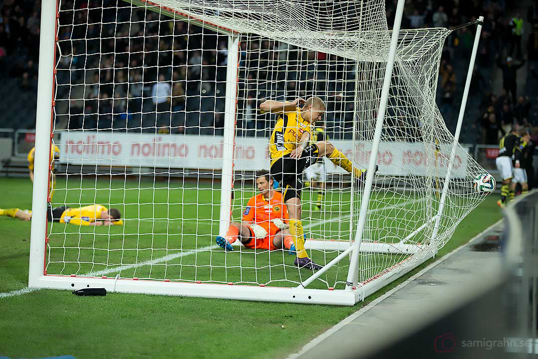 Ledningsmål till 2-1 av AIK Kenny Pavey (vid hörnflaggan) 