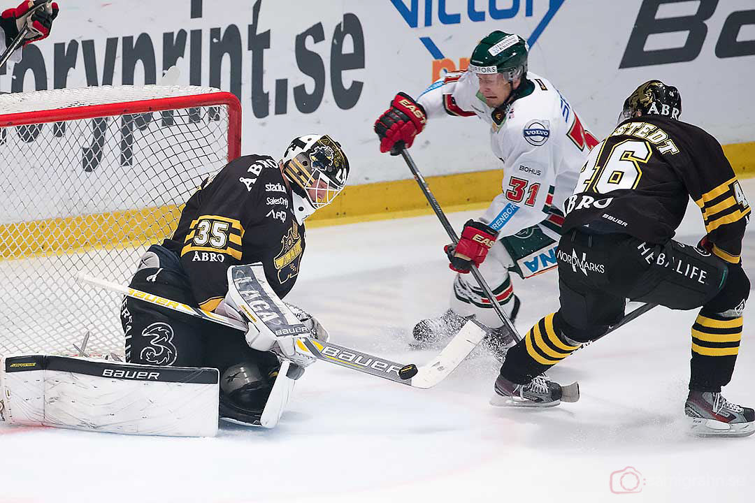 AIK målvakt Alexander Hamberg och Teemu Ramstedt med Frölunda Nicklas Lasu