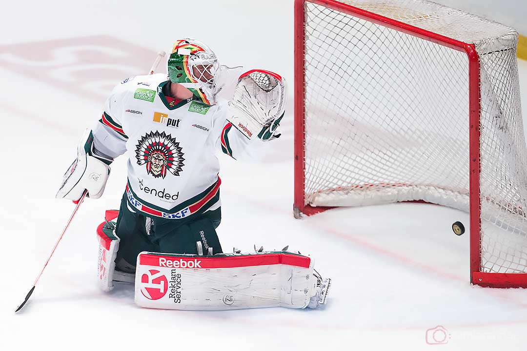 AIK Teemu Ramstedt gör matchens första mål bakom Frölunda målvakt Linus Fernström