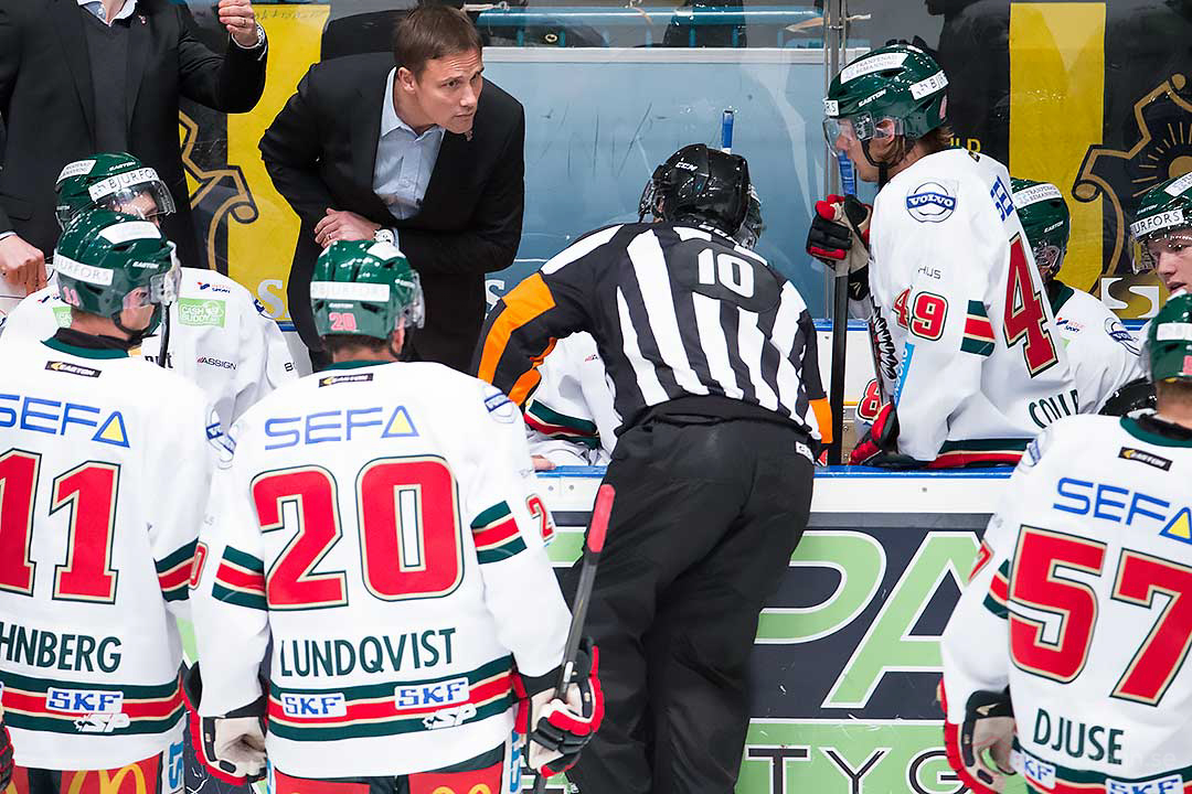 Frölunda tränare Roger Rönnberg försöker höra vad domare Thomas Andersson säger