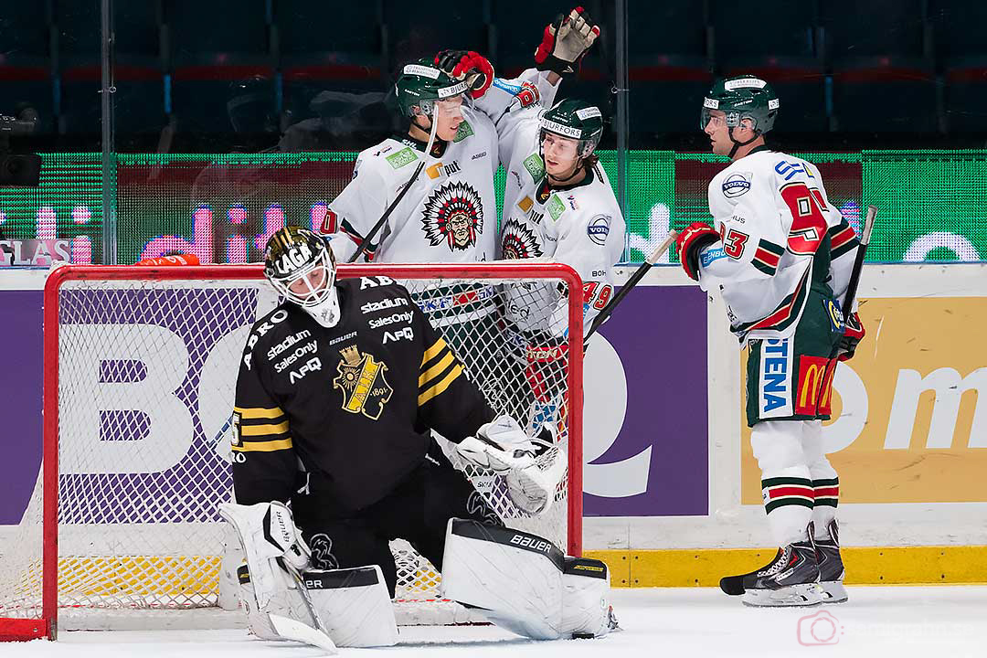 Frölunda Alexander Wennerberg klappas om efter 3-4 bakom en uppgiven AIK målvakt Alexander Hamberg