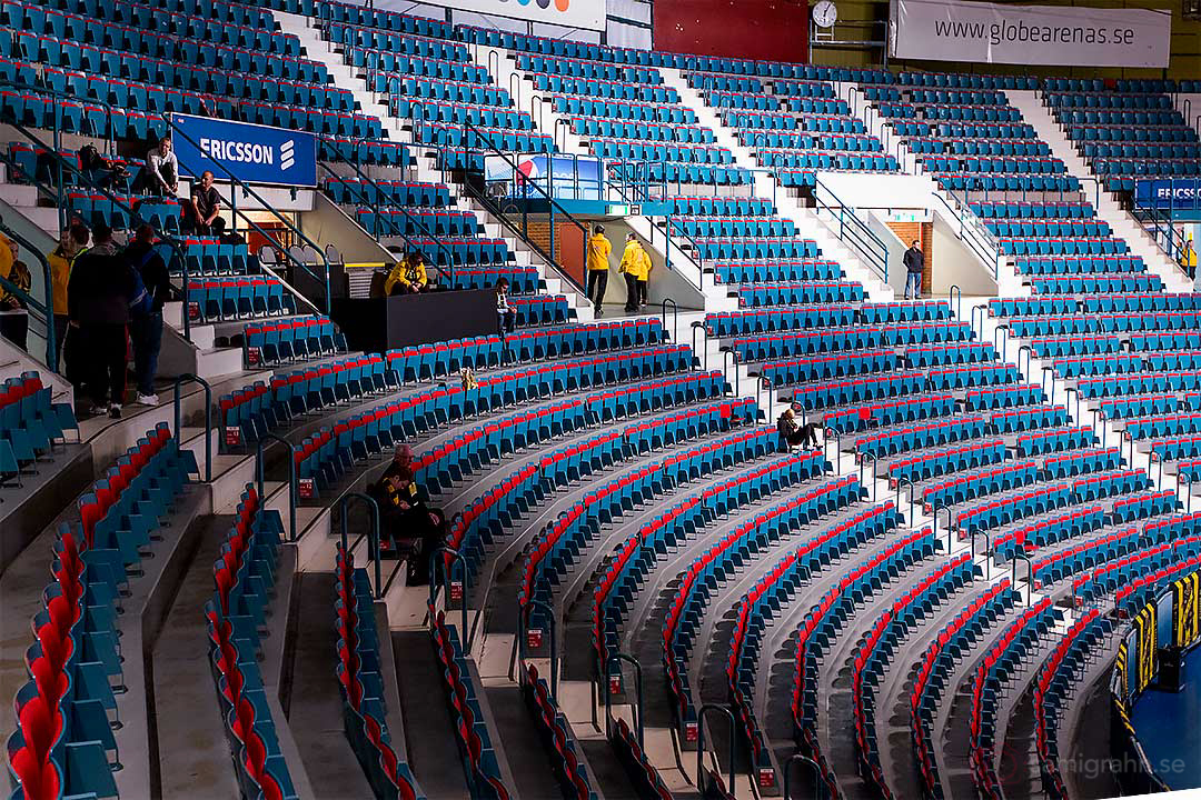 Hovets läktare gapar tomma inför matchen mellan AIK och Frölunda